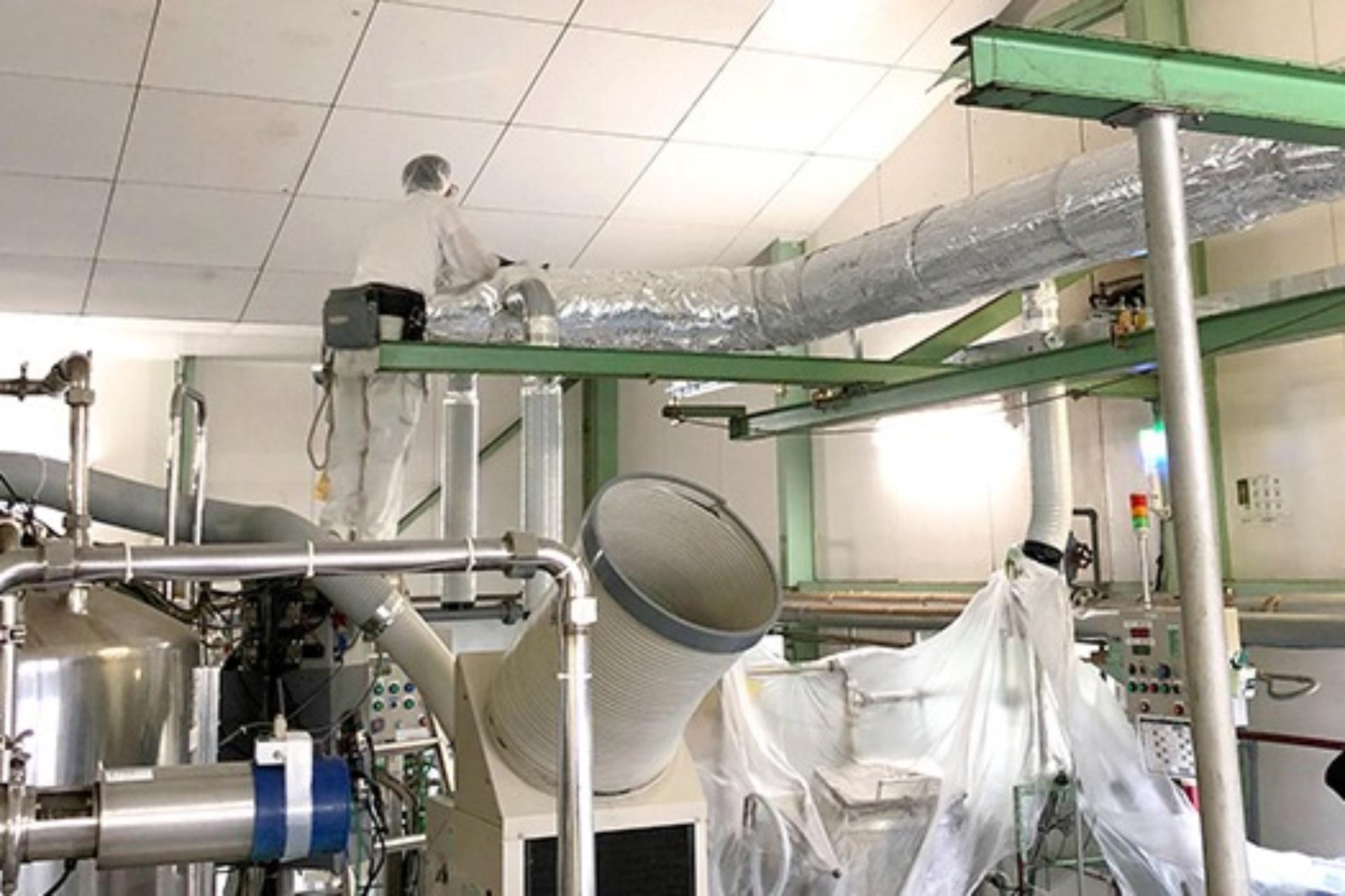 仕事を教えている様子